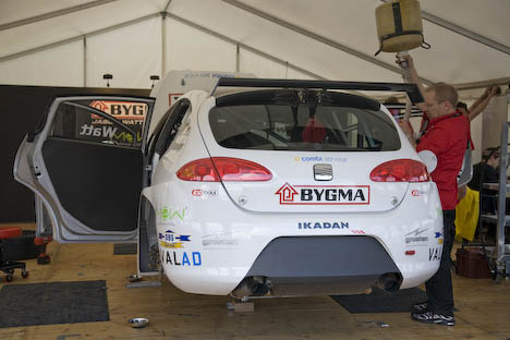 Jason’s bil får hældt benzin på så han kan gi’ den gas.
(Foto: Motorsporten.dk)